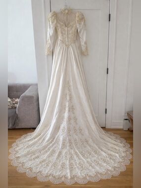 VTG 80s Ivory Lace Wedding Dress Long Sleeve Beaded Train Romantic Bridal Gown